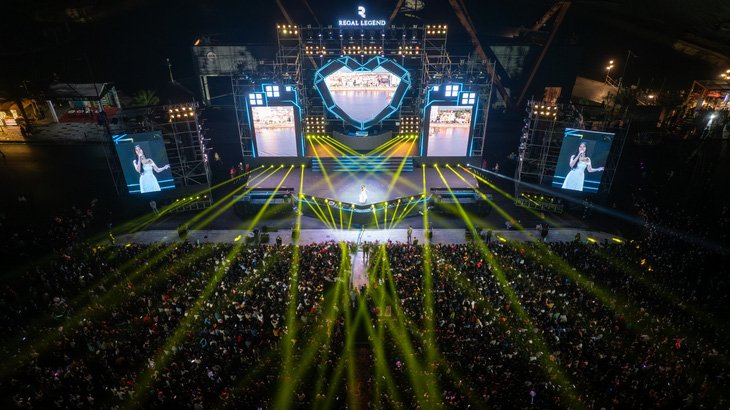 Hệ thống âm thanh, sân khấu đẳng cấp mang đến những phần trình diễn có một không hai. Tuần lễ hội Legend Festival diễn ra từ 23-12 đến 31-12 đã đón hàng chục ngàn người dân và du khách, Regal Legend đang trở thành kinh đô giải trí rực rỡ, điểm đến hàng triệu du khách trên toàn cầu.