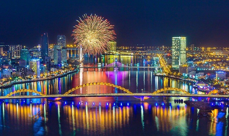 Tương lai Đà Nẵng sau sáp nhập: Vươn mình thành đô thị toàn diện, kết nối toàn cầu 1 202506061702 dragon bridge and firework phao hoa tren cau rong Danang Discovery 4 famous bridge in danang Restaurant near me dragon bridge history a new iconic image of danang