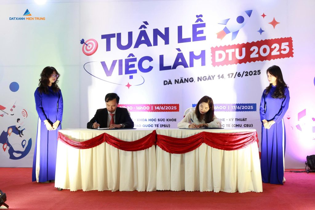 ĐẤT XANH MIỀN TRUNG KÝ KẾT HỢP TÁC CHIẾN LƯỢC VỚI ĐẠI HỌC DUY TÂN: GẮN KẾT NHÀ TRƯỜNG – DOANH NGHIỆP TRONG CÔNG TÁC ĐÀO TẠO VÀ TUYỂN DỤNG 1 202506180924 z671632628704878c18b24b2cb9b9eef09767aebe6e213