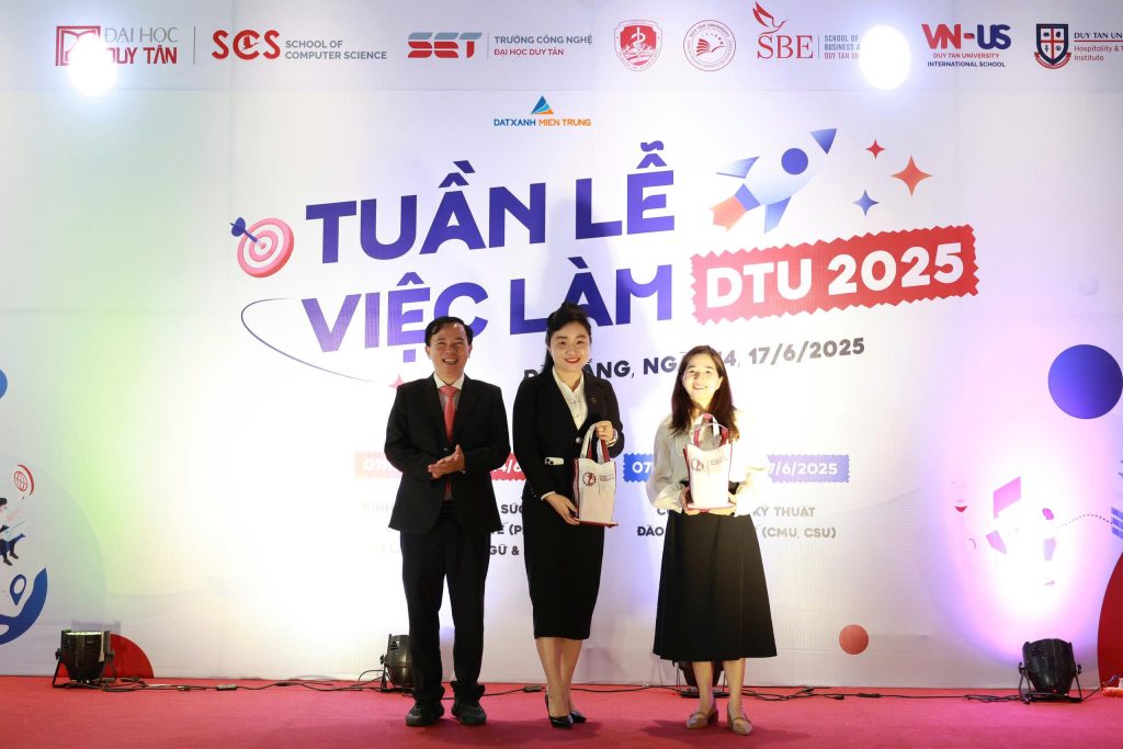ĐẤT XANH MIỀN TRUNG KÝ KẾT HỢP TÁC CHIẾN LƯỢC VỚI ĐẠI HỌC DUY TÂN: GẮN KẾT NHÀ TRƯỜNG – DOANH NGHIỆP TRONG CÔNG TÁC ĐÀO TẠO VÀ TUYỂN DỤNG 2 202506180924 z67163263885930790cb13dfbd119c892dd1e5e918c9ef